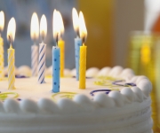 Вот почему в день рождения мы задуваем свечи на торте